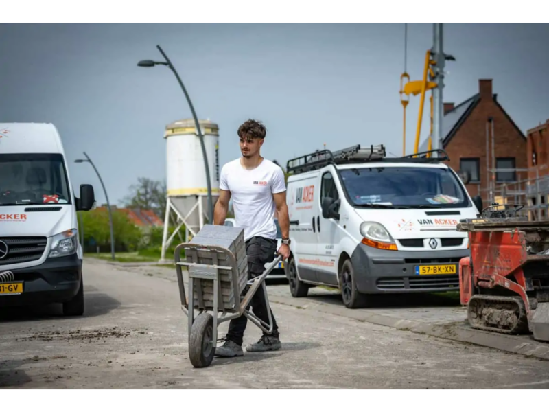 Hoveniersbedrijf van Acker: Van Tuinaanleg tot Renovatie - Een Uniek Team voor Maatwerk